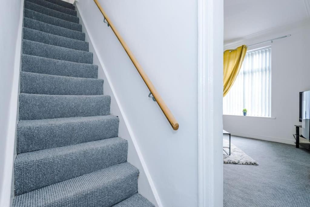 Long Term Offers Message For Prices Sleeps 6 Adults, Contractors, Relocators, Travellers Villa Halifax Exteriör bild