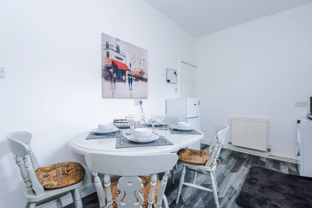 Long Term Offers Message For Prices Sleeps 6 Adults, Contractors, Relocators, Travellers Villa Halifax Exteriör bild