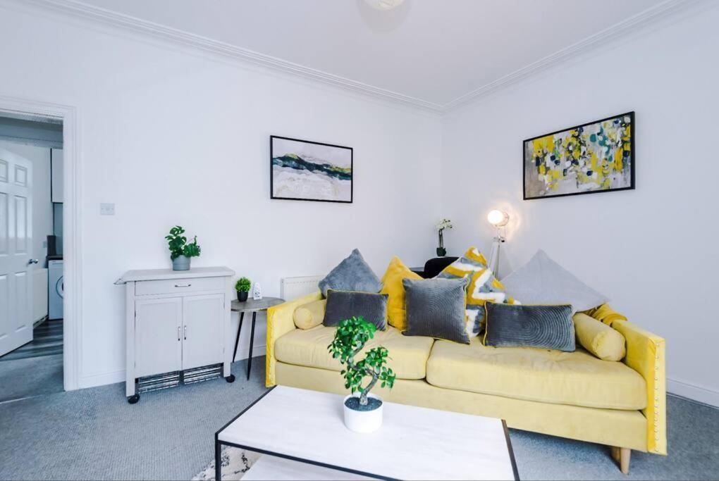 Long Term Offers Message For Prices Sleeps 6 Adults, Contractors, Relocators, Travellers Villa Halifax Exteriör bild